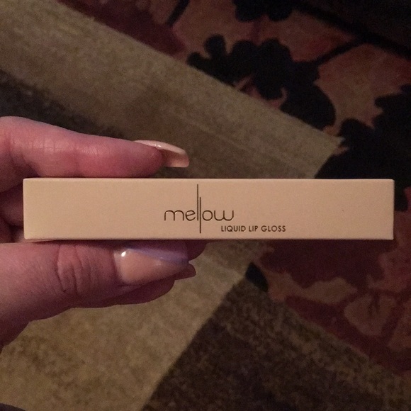 New In Box MELLOW LIQUID LIP GLOSS - SHADE: ST TROPEZ - Picture 2 of 6